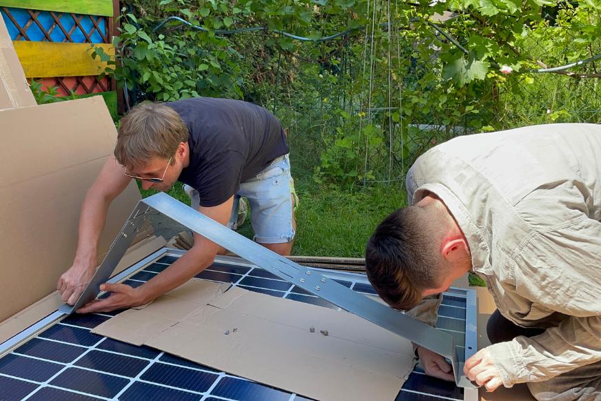 Die zusammengebaute Halterung wird von den Experten an das Solarmodule mit großer Mühe geschraubt.